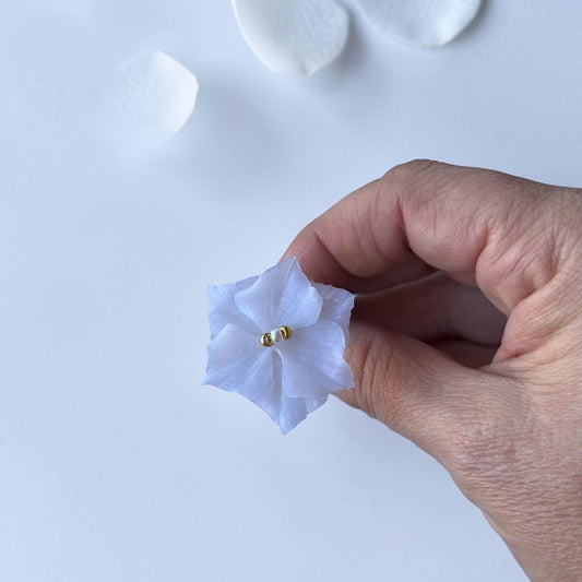 Horquilla floral artesanal blanca con detalle dorado sostenida en mano - accesorio nupcial personalizable Mallorca