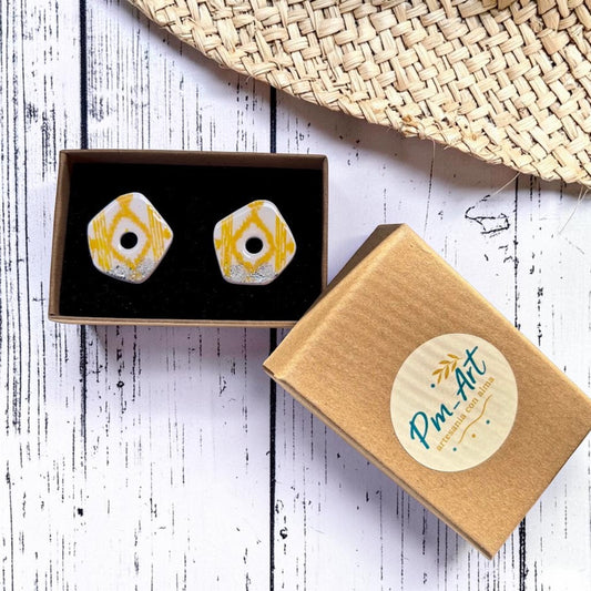 Pendientes de botón amarillos y blancos inspirados en las telas de lenguas de Mallorca, con detalles de pan de plata, en su caja de regalo kraft de Pm-Art.