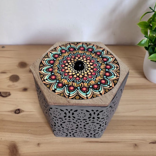 Caja hexagonal mandala  pintada a mano con técnica de puntillismo en tonos rojo, amarillo, naranja y dorado
