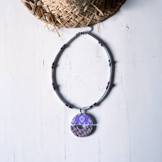Collar artesanal Arrels Alba con colgante de arcilla polimérica, estampado de llengos en lila y textura de llata en beige, cadena de cuentas de vidrio blancas y lilas, hecho a mano en Mallorca