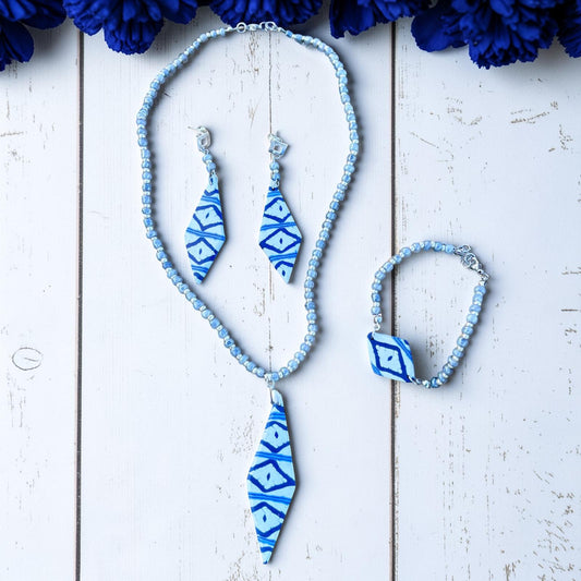 Conjunto de joyería artesanal Llengos Sal de arcilla polimérica en azul celeste y marino con diseño de rombos. Incluye pendientes largos, collar de cuentas con colgante rombo y pulsera. Colección Esencia Mallorquina de Pm_Art.