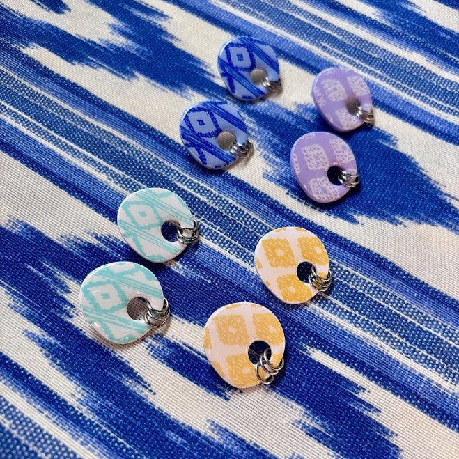 Imagen del conjunto de la colección de pendientes artesanales llengos cel en sus distintos colores y estampados de lenguas mallorquinas