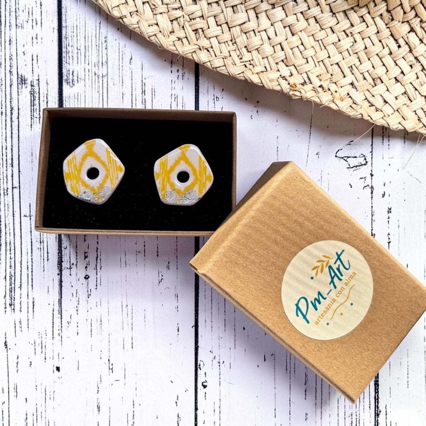 Pendientes de botón amarillos y blancos inspirados en las telas de lenguas de Mallorca, con detalles de pan de plata, en su caja de regalo kraft de Pm-Art.