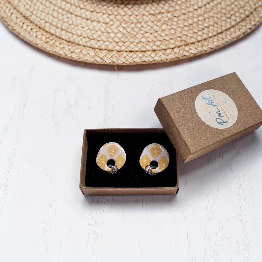 Pendientes artesanales de arcilla polimerica en caja de regalo Pm_Art. Estampado de lenguas mallorquinas pintados a mano.