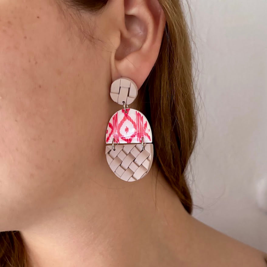 Detalle en oreja de pendientes Arrels Foc de arcilla polimérica, estampado de llengos rojo y blanco con textura de llata en beige, colección Esencia Mallorquina
