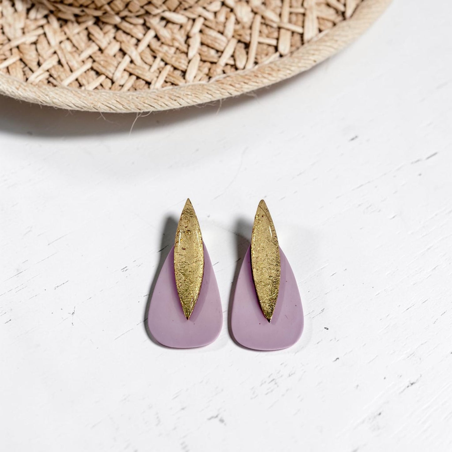 Pendientes Sail color beige y dorado de arcilla polimérica artesanal, forma de gota bicolor