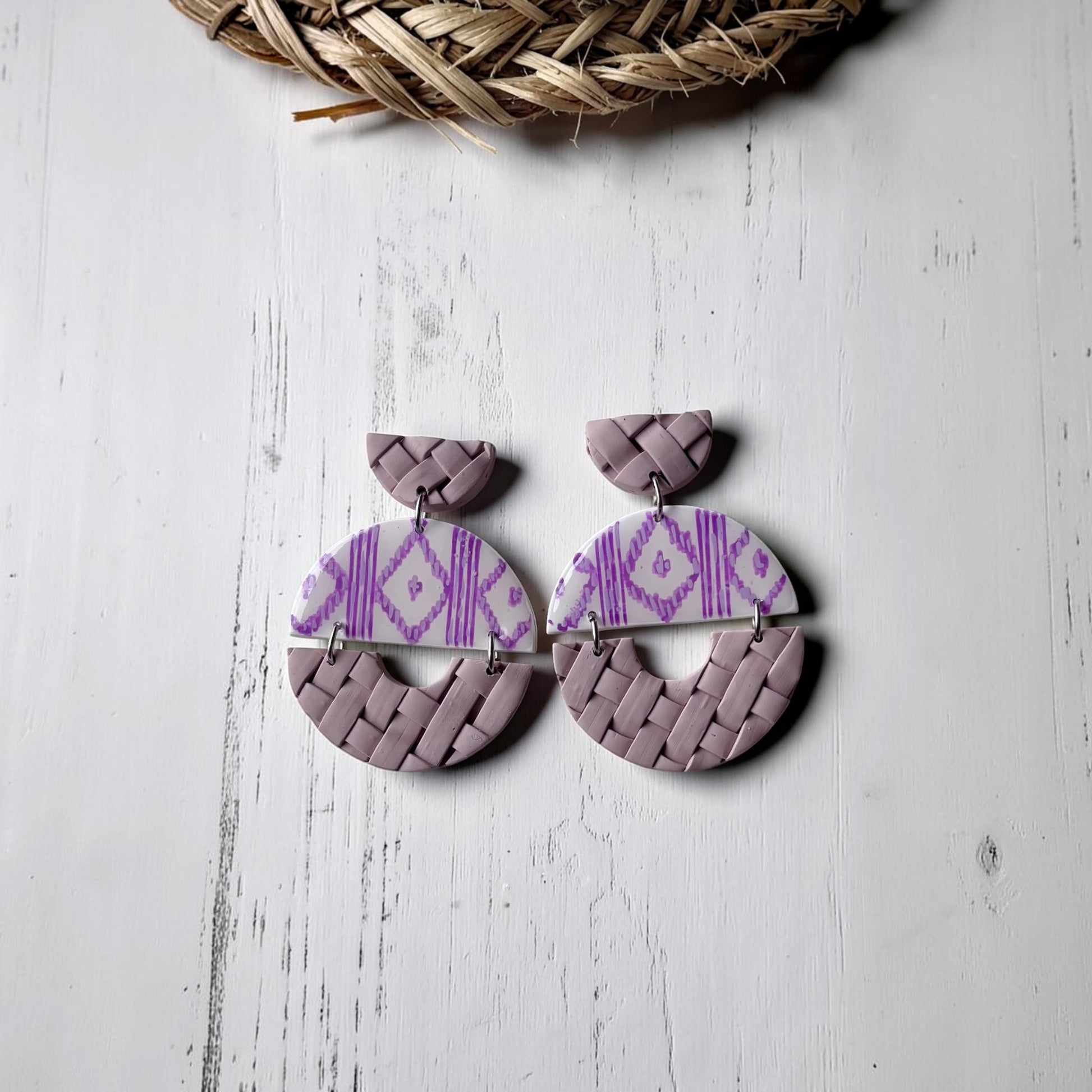 Pendientes artesanales Arrels Alba de arcilla polimérica, estampado de llengos en lila y beige con textura de llata, hechos a mano en Mallorca
