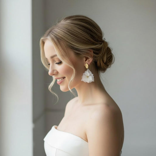 Novia con pendientes florales blancos artesanales y base dorada, look nupcial elegante - pendientes de boda Mallorca
