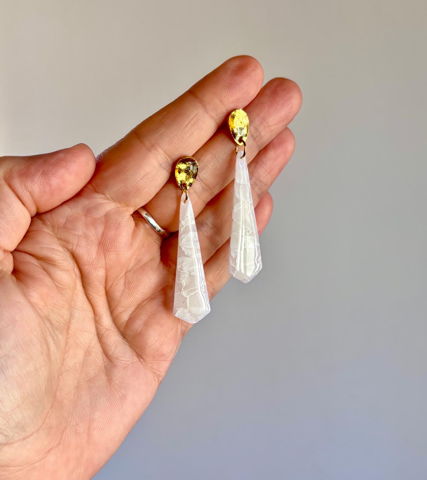 Pendientes largos minimalistas Raixa de arcilla polimérica translúcida con enganche dorado sostenidos en mano - pendientes de novia artesanales Mallorca

