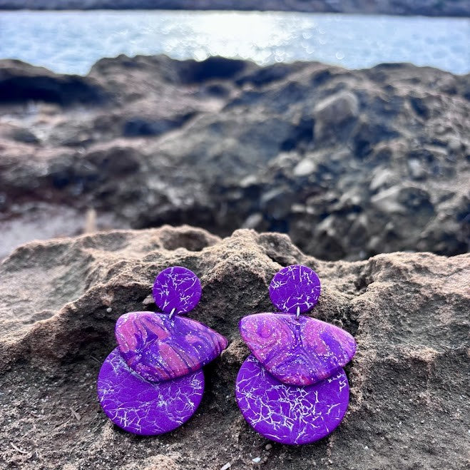 Pendientes artesanales de color morado y plata con textura marmoleada, modelo Alfàbia para invitadas de boda y eventos especiales