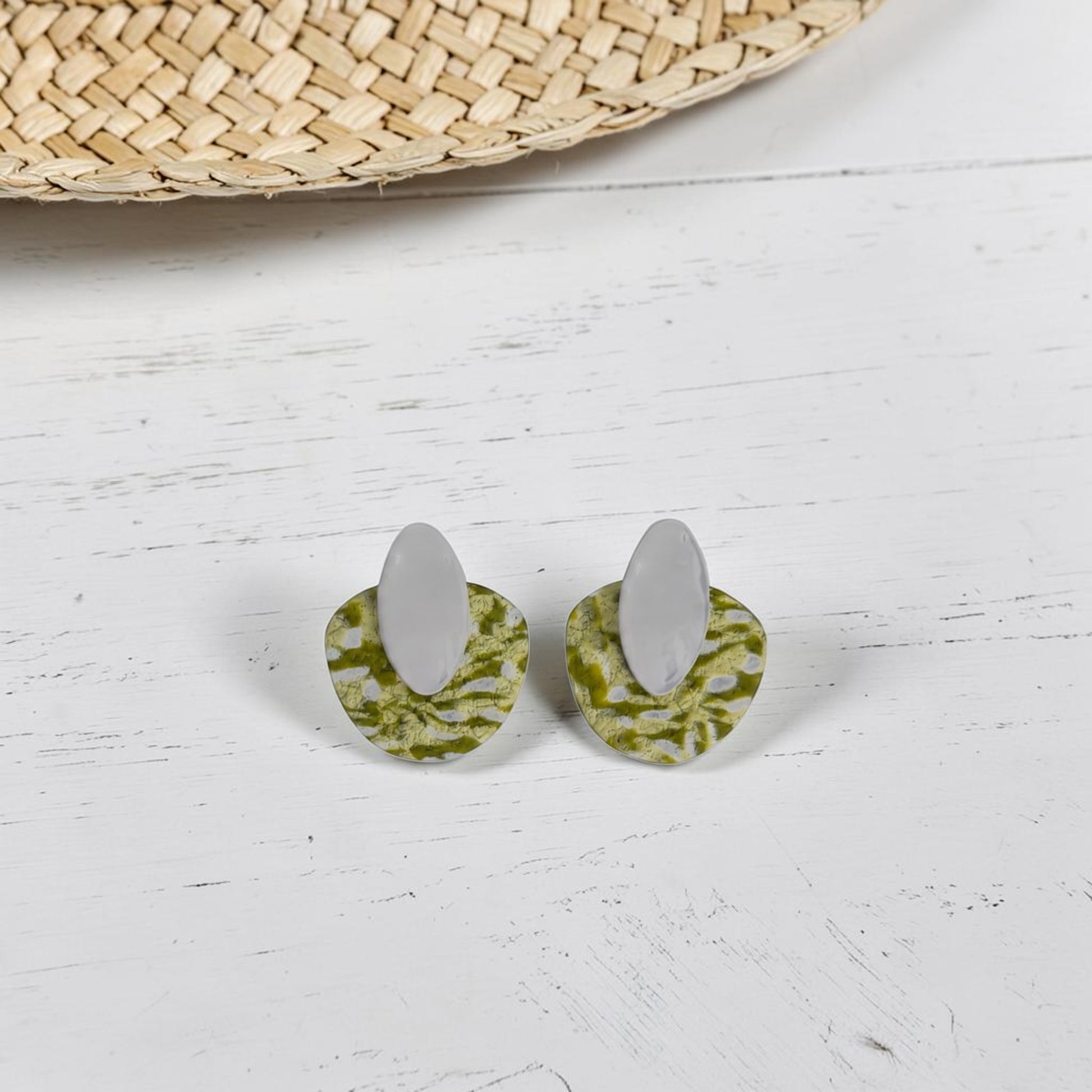 Pendientes artesanales de arcilla polimérica modelo Nirai, color verde lima con textura marmolada y blanco, cierre de botón