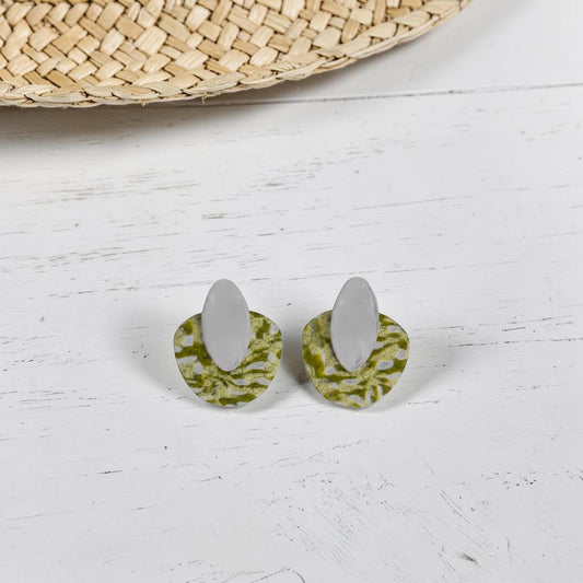 Pendientes artesanales de arcilla polimérica modelo Nirai, color verde lima con textura marmolada y blanco, cierre de botón