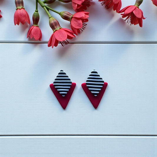 Pendientes de arcilla polimérica hechos a mano en Mallorca, con diseño geométrico en rojo y rombo de rayas blancas y negras