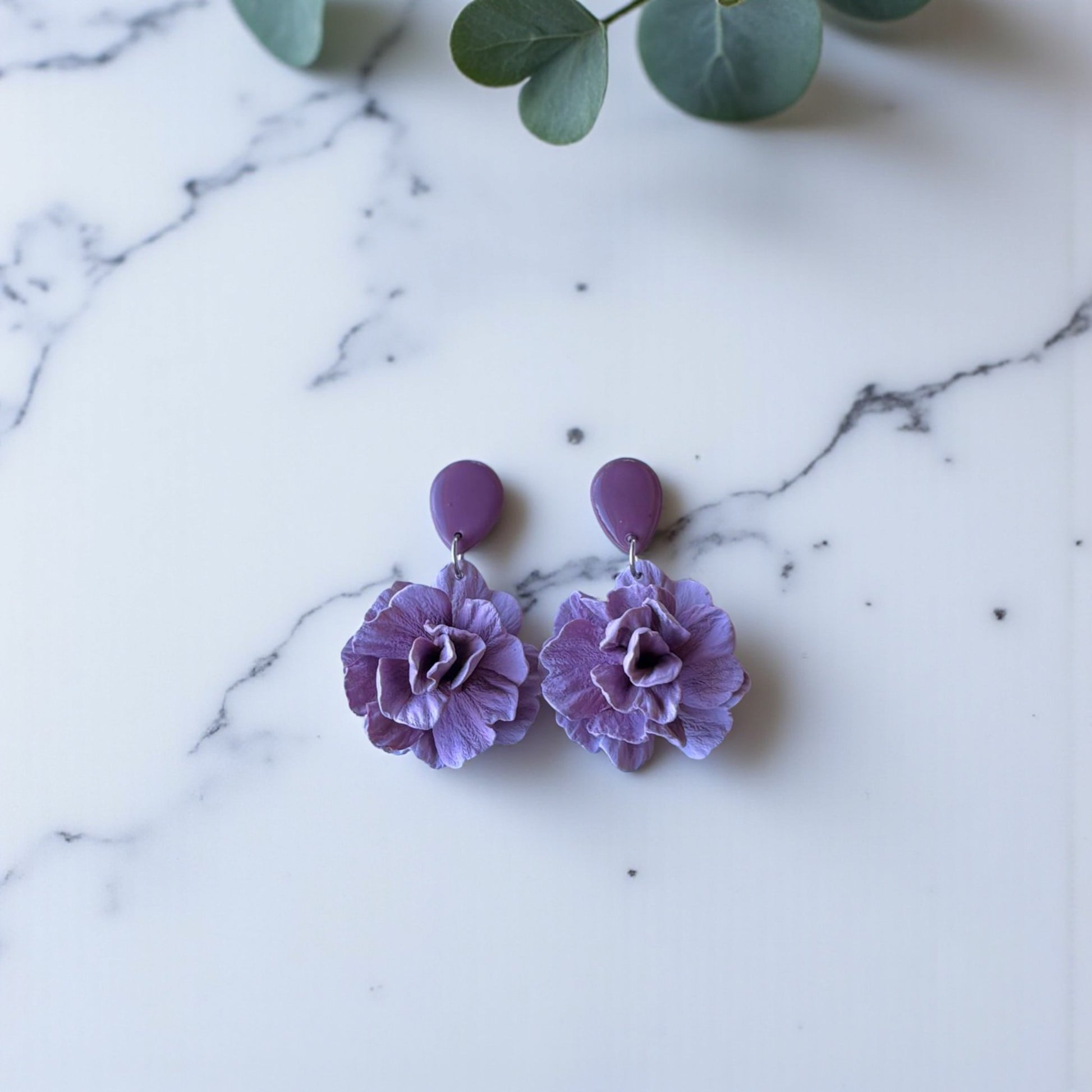 Pendientes de arcilla polimérica con forma de flor de color rosa humo hechos a mano en Mallorca