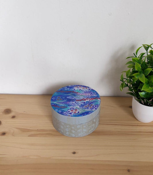 Caja decorativa Attersee artesanal de Mallorca estilo Klimt con detalles ornamentales - vista lateral