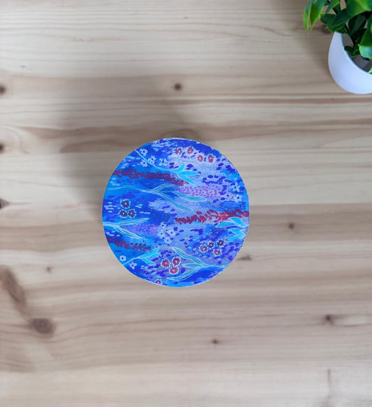 Caja Attersee pintada a mano en Mallorca inspirada en Klimt con diseño dorado y geométrico - vista frontal