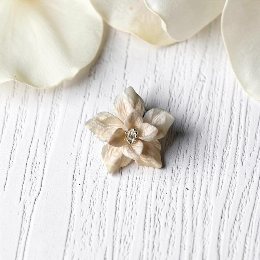 Vista frontal anillo flor que combina arcilla polimérica blanca con arcilla translúcida también blanca. Hecho a mano.