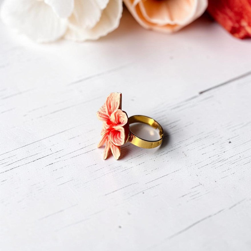 Vista lateral anillo flor de arcilla polimérica en tonos blanco y rojo