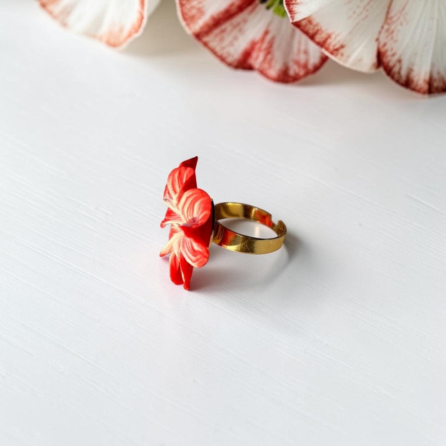 Vista lateral anillo flor, hecho a mano con arcilla polimérica, base acero inoxidable color plata