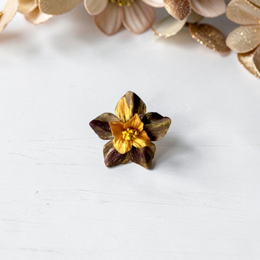 Anillo flor de arcilla polimérica en tonos marrón, beig y dorado, hecho a mano pétalo a pétalo.