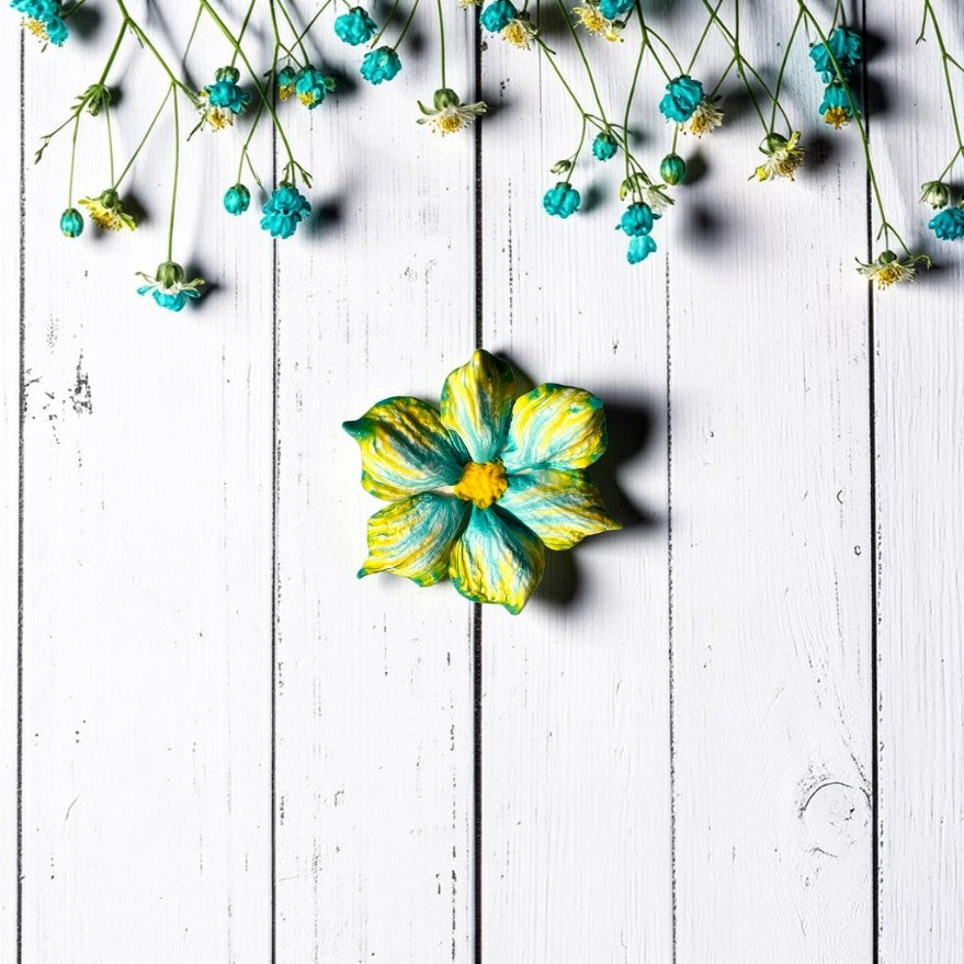 Vista frontal anillo flor en tonos turquesa y amarillo, arcilla polimérica hecho a mano.