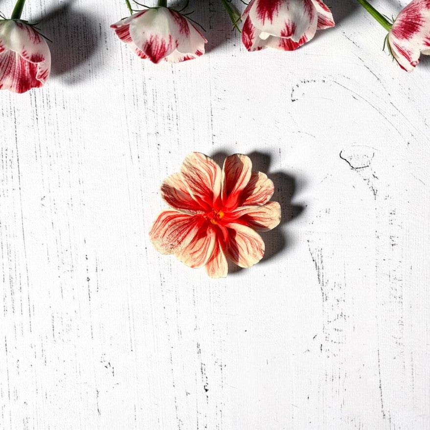 Vista frontal  anillo flor de arcilla polimérica en tonos blanco y rojo, hecho a mano