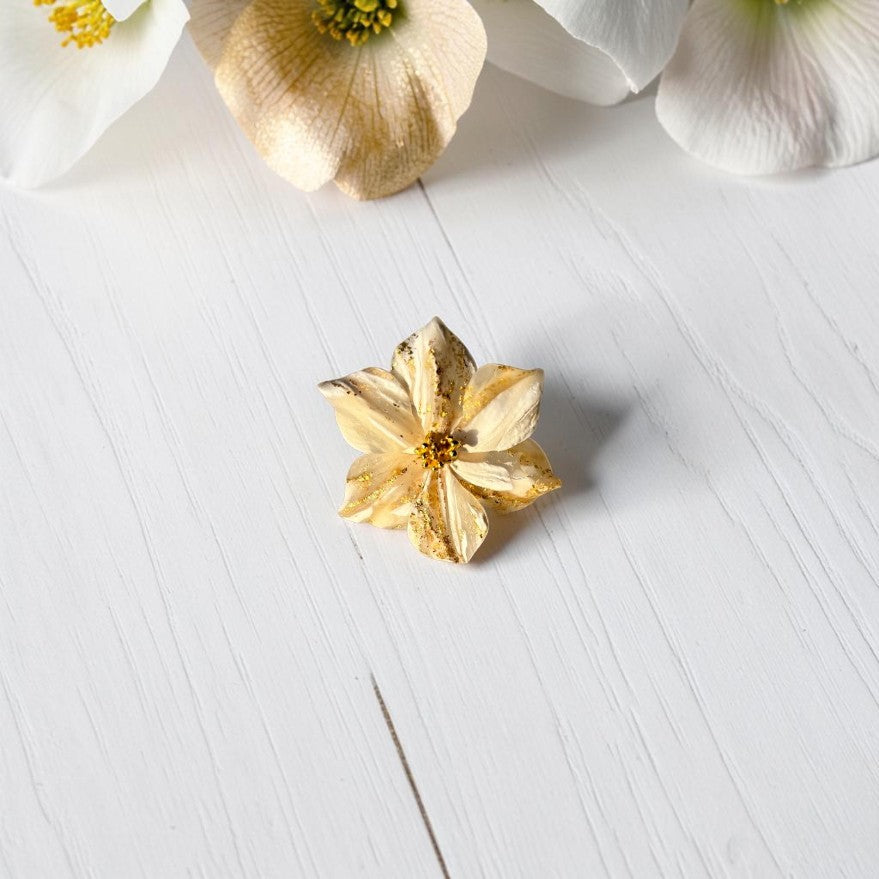 Vista frontal anillo flor de arcilla polimérica en tonos beig, blanco y dorado