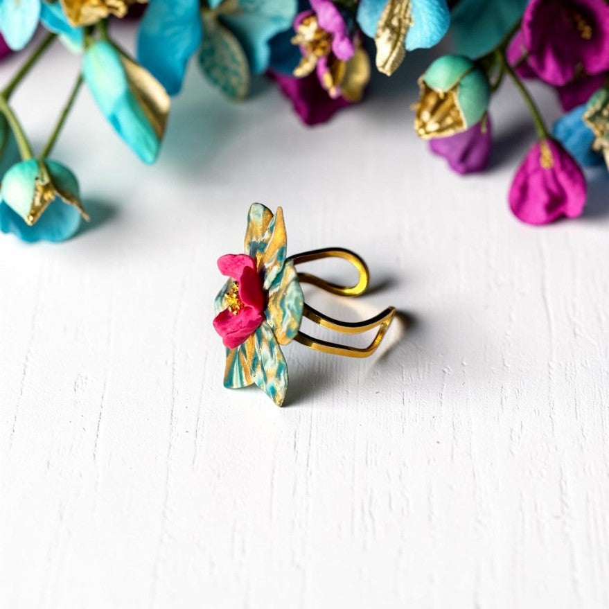 Vista lateral anillo flor estampado en turquesas y centro fucsia, hecho a mano