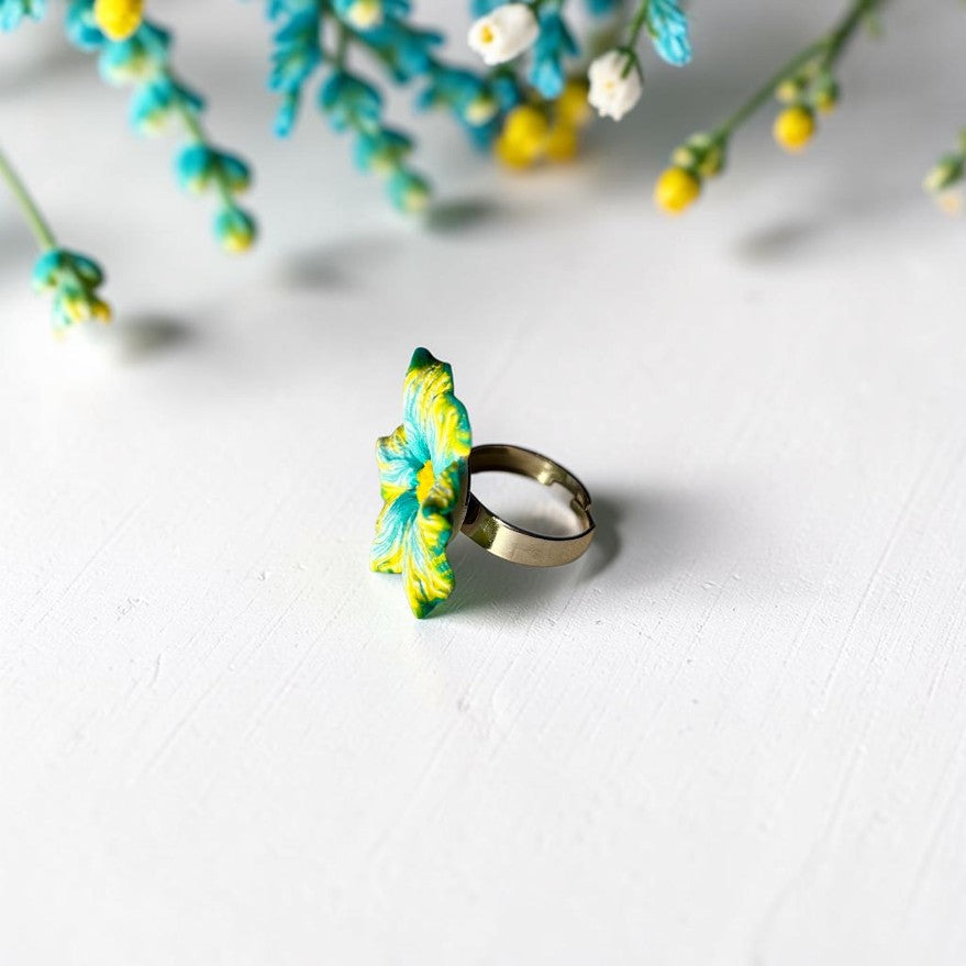 Vista lateral anillo flor turquesa y amarillo, arcilla polimérica, joyería artesanal