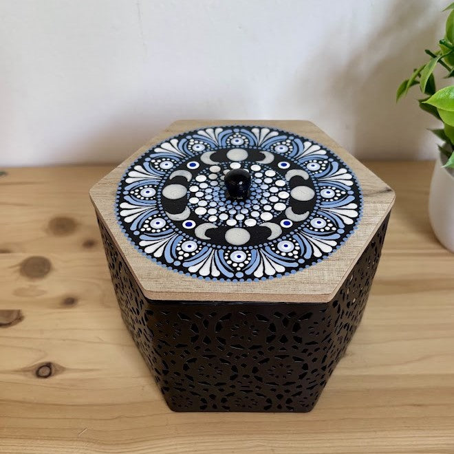 Caja hexagonal decorativa con mandala de fases de la luna en puntillismo, pintada a mano en azul y blanco