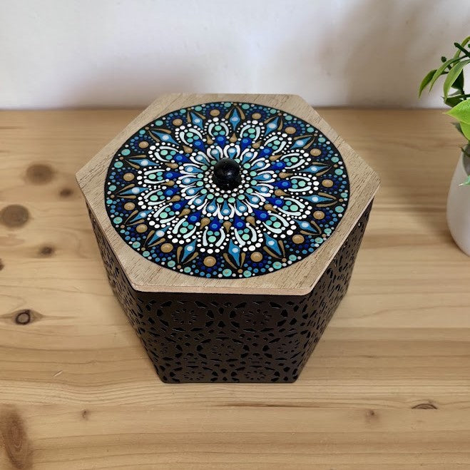 Caja hexagonal decorativa pintada a mano con mandala en puntillismo en tonos azul, blanco y dorado