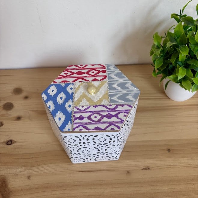 Caja joyero hexagonal con base de metal calado blanco y tapa de madera pintada a mano con patchwork de telas de lenguas mallorquinas.