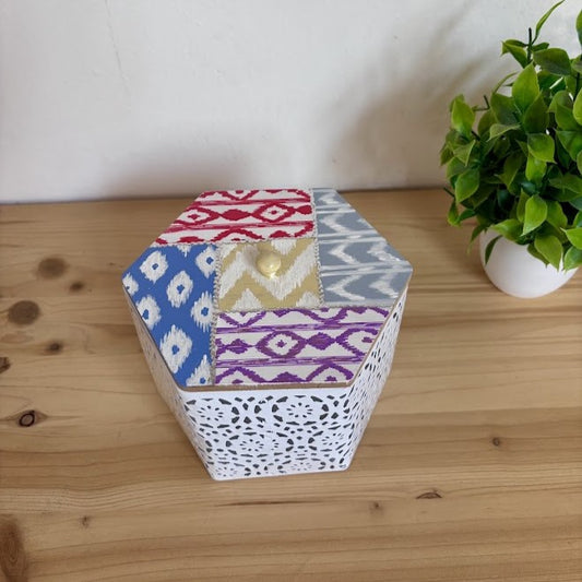 Caja joyero hexagonal con base de metal calado blanco y tapa de madera pintada a mano con patchwork de telas de lenguas mallorquinas.