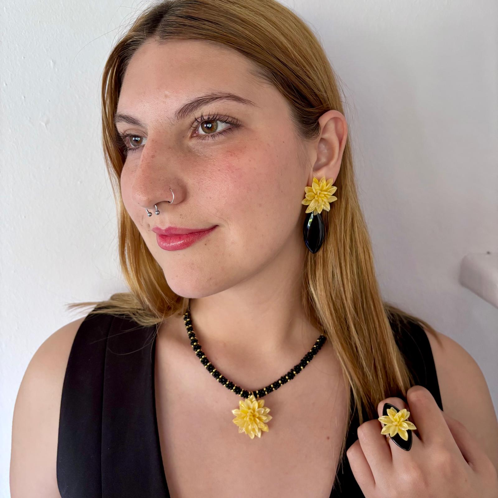 Modelo posando con el conjunto completo Galatzó (collar, pendientes y anillo), mostrando cómo combinan las piezas para una ocasión especial