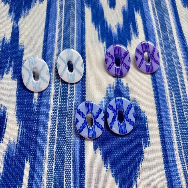 Imagen conjunto de los tres modelos de pendientes llengos mar sobre tela de lenguas mallorquinas azul